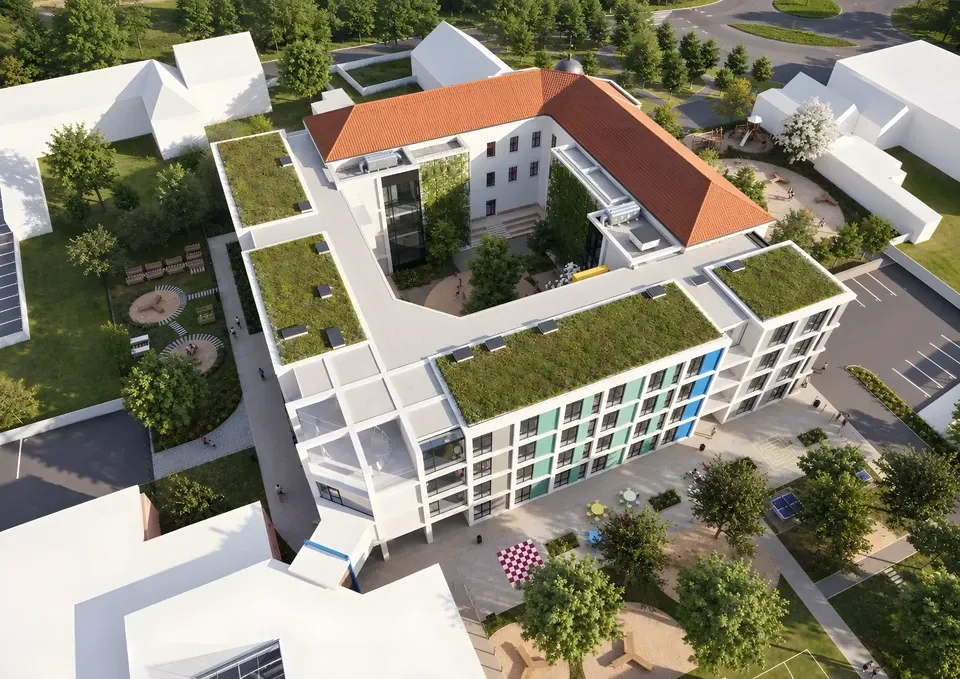 Základní škola Lázně Bohdaneč — ptačí pohled na zelené atrium a školní dvůr