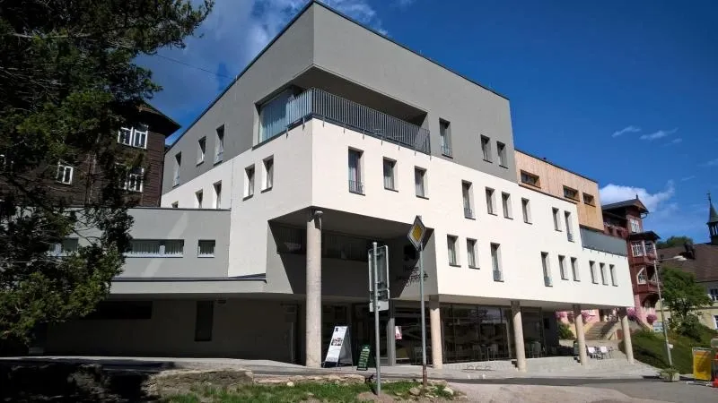 Letní pohled z Černohorské ulice