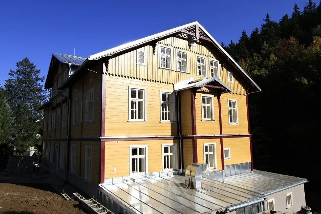 Letní pohled na dřevěnou fasádu