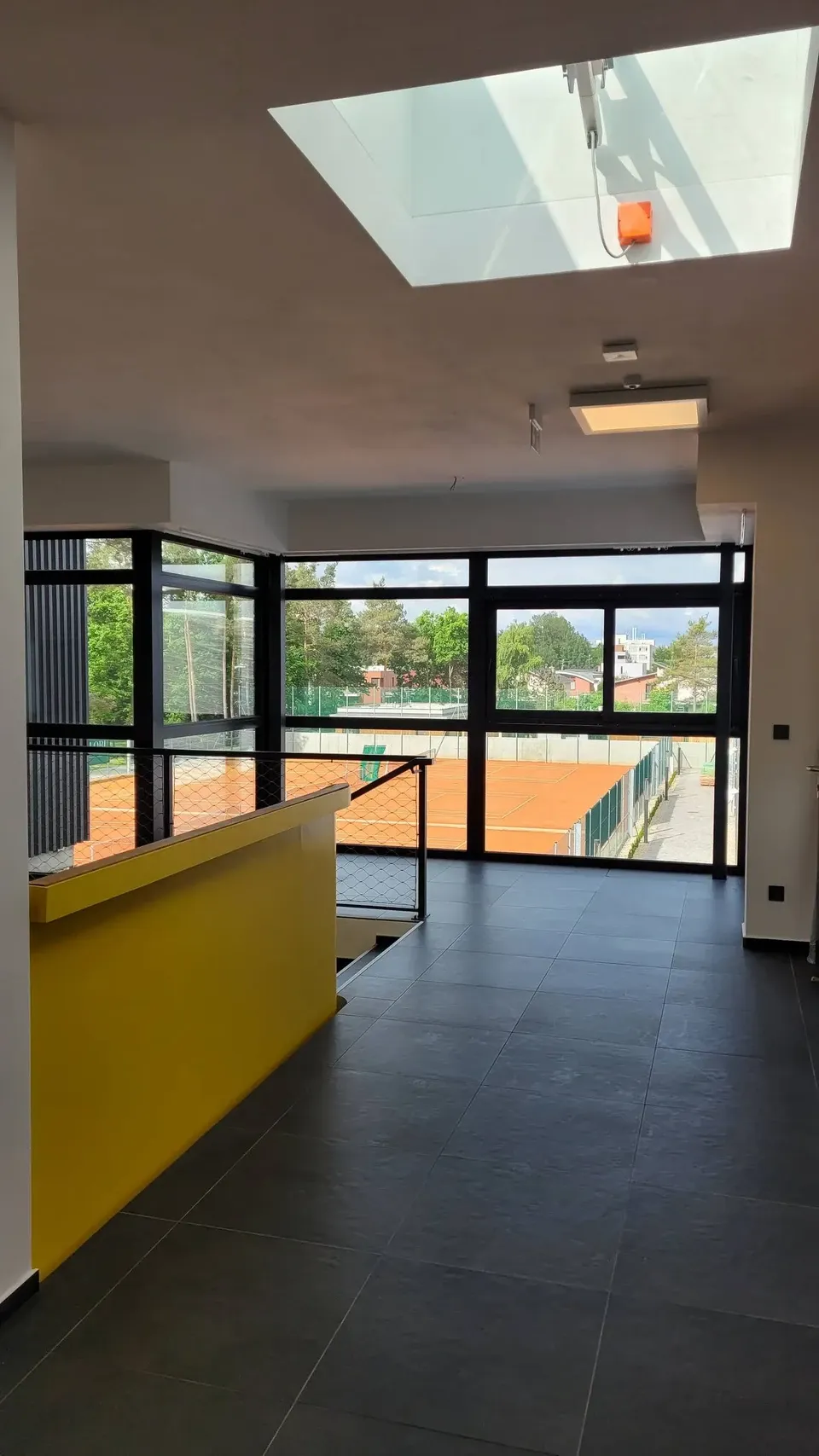 Interiér tenisového centra SKHK — pohled 2